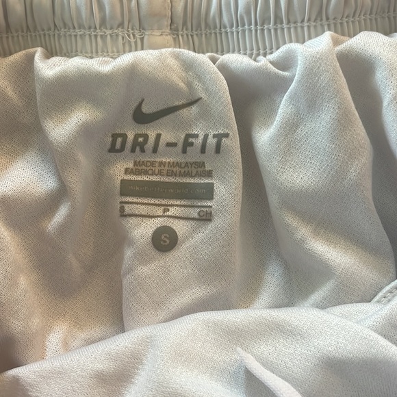 white nike shorts - Picture 2 of 2
